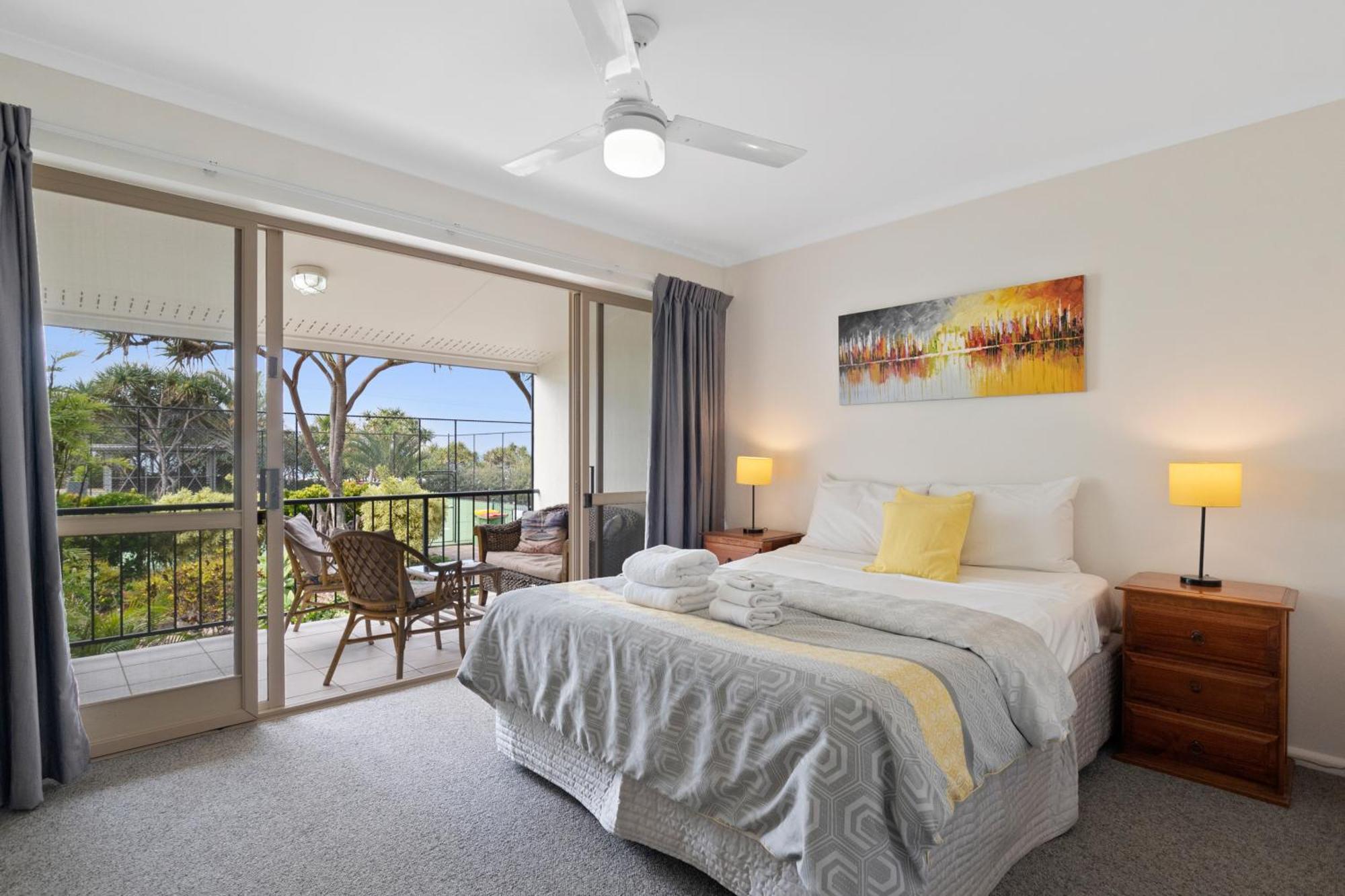 Beach Breakers Resort Sunrise Beach Eksteriør billede
