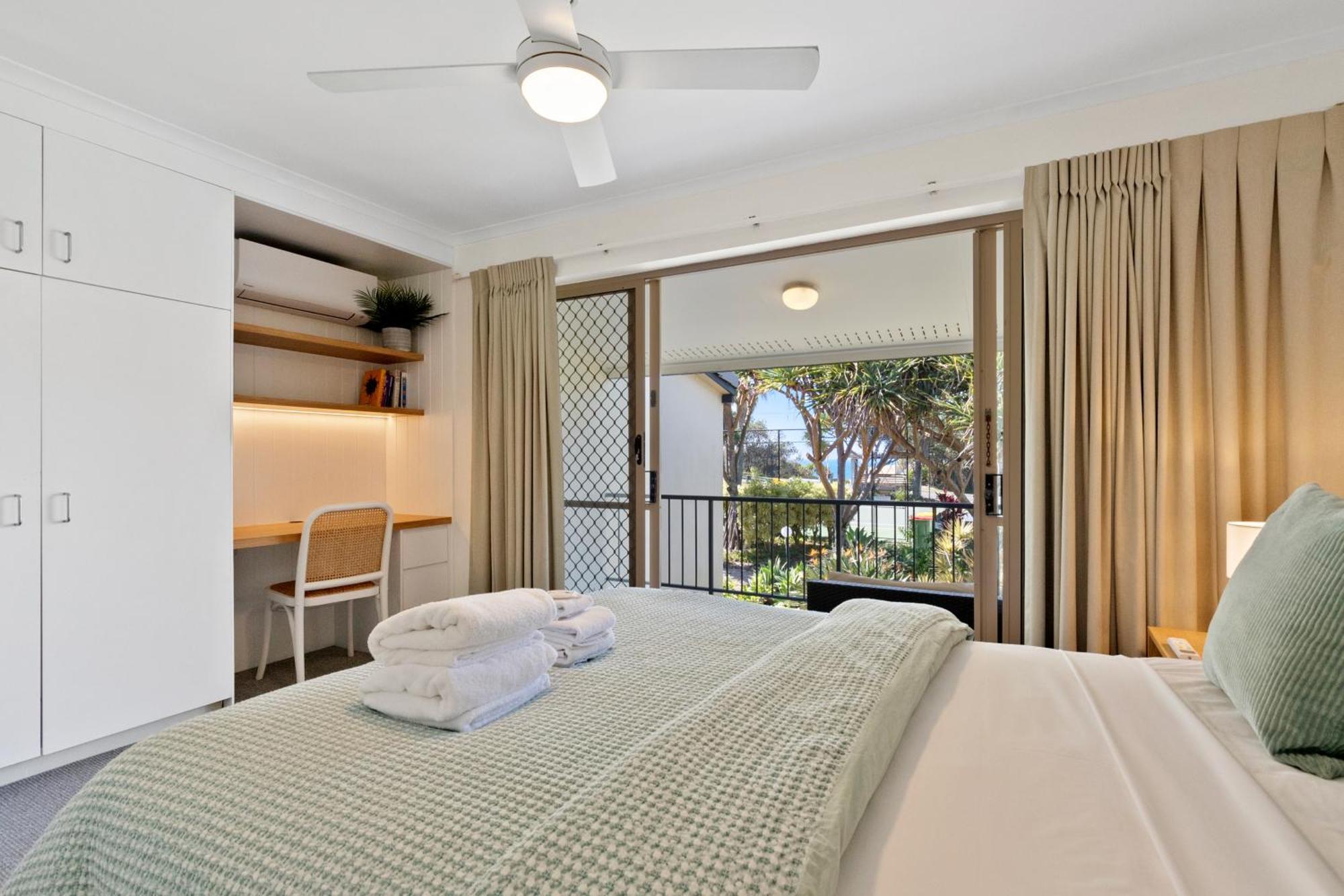 Beach Breakers Resort Sunrise Beach Eksteriør billede